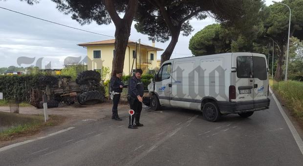 Latina, incidente sulla Litoranea: trattore tamponato da un furgone si ribalta