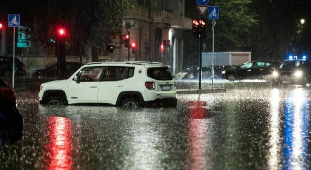 Maltempo, il ciclone Poppea sull'Italia: bomba d'acqua a Roma, tetti scoperchiati a Pisa