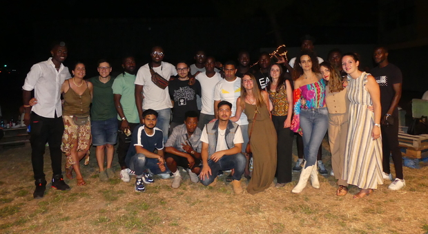 Napoli, cibo e musica per l'inclusione: la festa con i migranti a Ponticelli