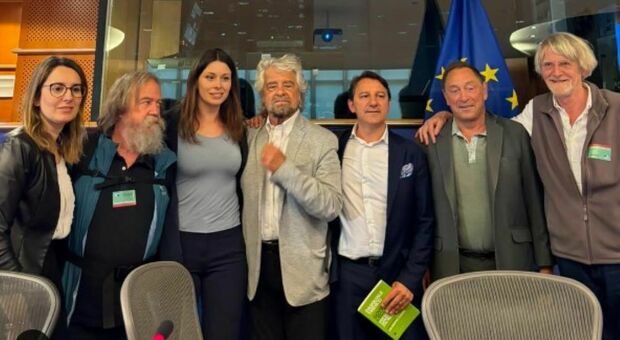 Beppe Grillo al Parlamento Ue: «Con l'IA milioni di disoccupati, serve reddito universale». I deputati lasciano l'aula a metà discorso