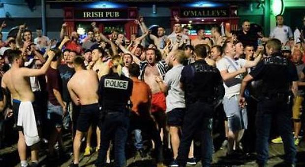 Euro 2016, a Marsiglia nuovi scontri tra gli hooligan inglesi e la polizia