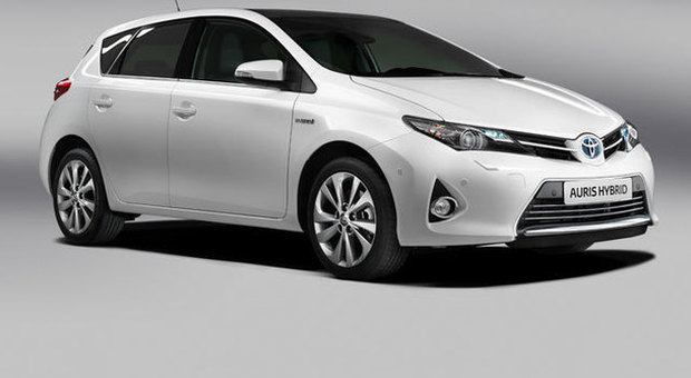 La linea molto più dinamica della nuova generazione di Toyota Yaris in versione ibrida