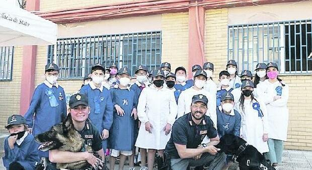 Poliziotti-supereroi a Maddaloni: «Ecco il nostro Diario donato agli studenti»