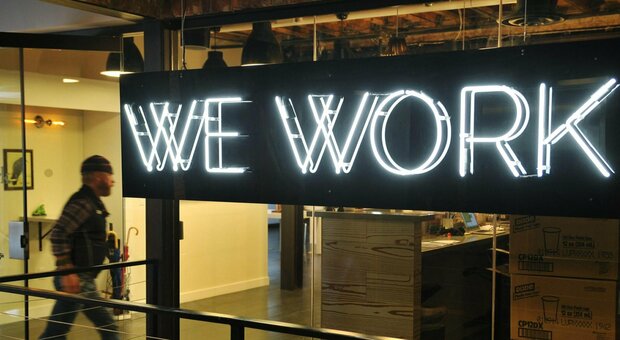 WeWork, il colosso degli uffici per il coworking dichiara fallimento in Usa e Canada: le cause