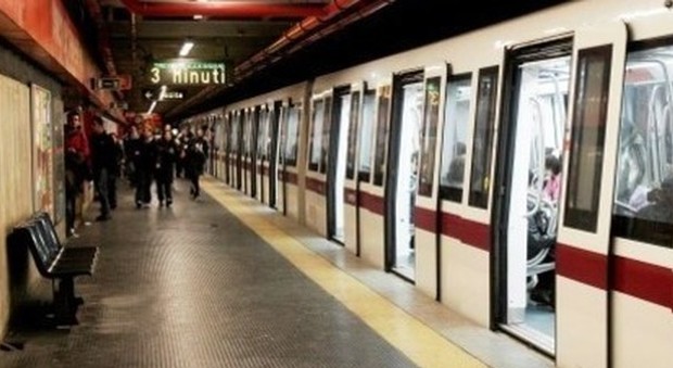 Roma, fumo nella galleria della metro A: scatta l'allarme, panico a Termini