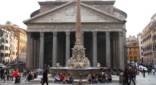 Roma, slitta la visita di Ivanka al Pantheon: «Motivi personali». Ma in piazza viene fermato un uomo