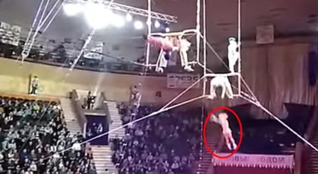 Bielorussia, terrore al circo: trapezista perde la presa e precipita per 12 metri