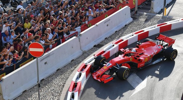 Formula 1, Vettel fiducioso: «Con questa Ferrari a Monza si può vincere». E nell'esibizione di Milano rompe il musetto