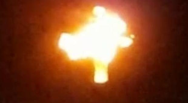 La croce della chiesa va a fuoco improvvisamente: paura in paese