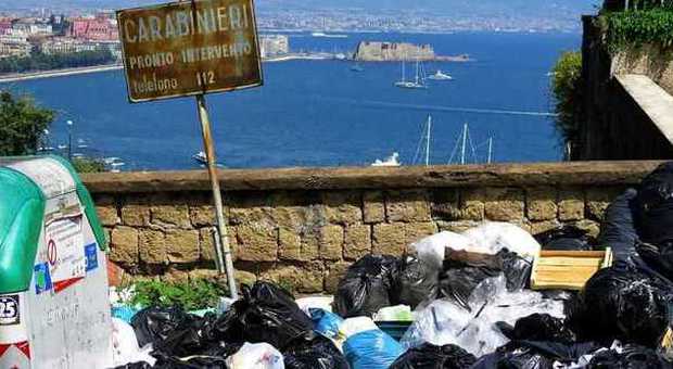 Posillipo, una cartolina con rifiuti panorama sfregiato dai cumuli|Foto