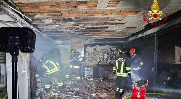 A fuoco la cucina di un appartamento nella notte, evacuato l'intero condominio: due intossicati