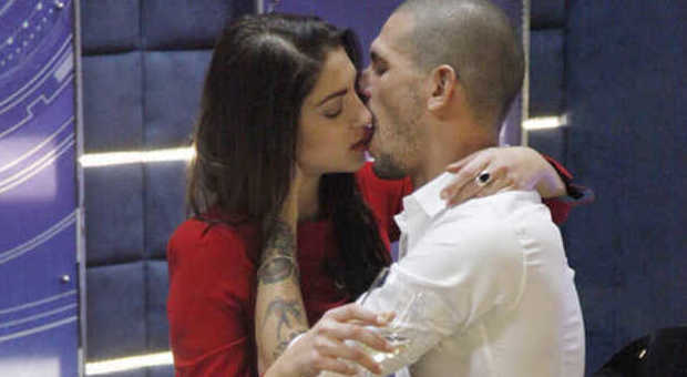 GF14, nuovo colpo di scena: baci fra Federica e Alessandro, l'ex di Barbara