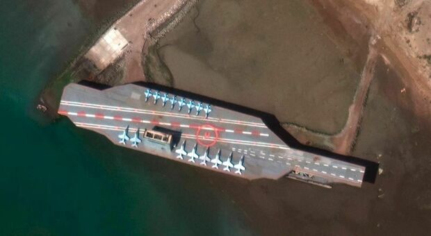 Iran parcheggia finta portaerei Usa nello stretto per affondarla, il satellite svela il trucchetto