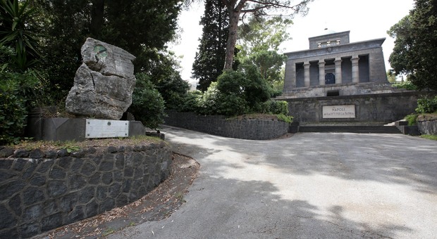 Posillipo, sorpresi a imbrattare lo storico mausoleo: denunciati