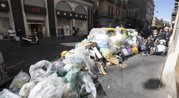 Rifiuti a Napoli, protesta selvaggia paralizza la raccolta: riecco i cumuli in strada