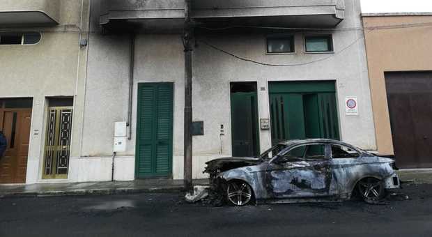 Un'esplosione e poi le fiamme: distrutte tre auto nella notte. Scattano le indagini dei carabinieri