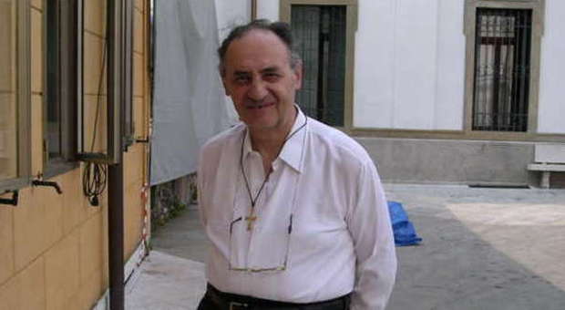 Don Giuseppe Triban davanti alla canonica di Cornedo