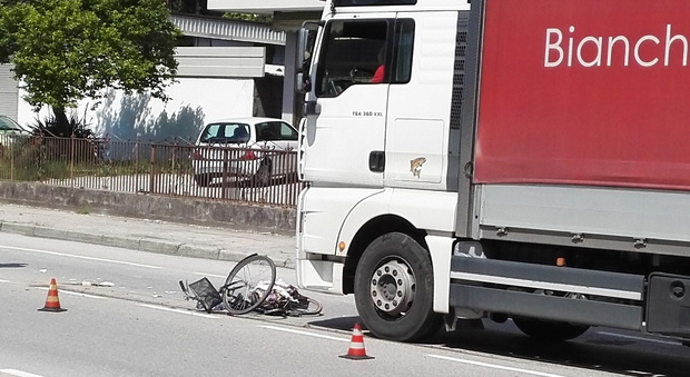 La bicicletta è stata travolta da un grosso camion: la ciclista è gravissima ricoverata a Treviso (ph D. De Blasi)