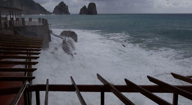 Capri, mareggiata alla Canzone del mare: «Non apriremo a Pasqua per la prima volta»
