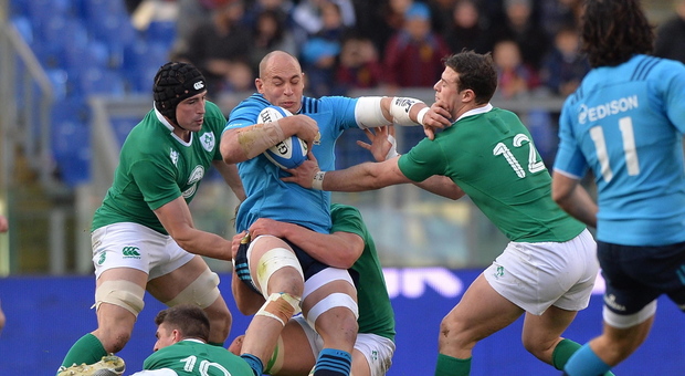 Il capitano dell'Italia Sergio Parisse placcato da tre giocatori dell'Irlanda nel Sei Nazioni 2015