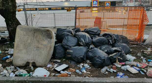 Abbandono rifiuti in viale San Lazzaro