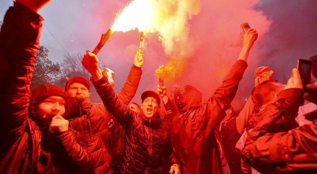 Scontri Liverpool, arrestati due ultras romanisti. Il tifoso dei Reds picchiato è in coma. I familiari: «Aggredito da 13 teppisti»