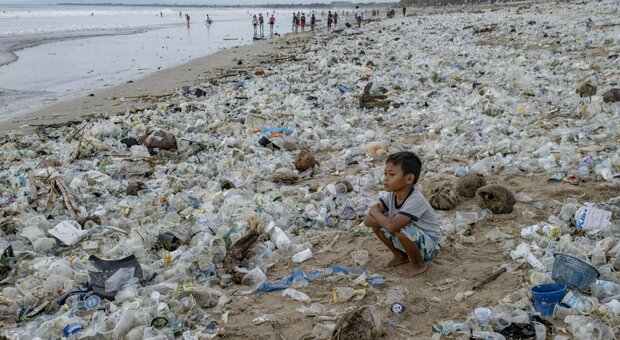 Bali, la spiaggia invasa dalla plastica: «Raccolte circa 90 tonnellate, ma i rifiuti continuano ad arrivare»