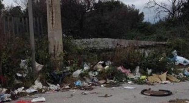 Donna «in trasferta» da Napoli abbandona rifiuti ad Acerra