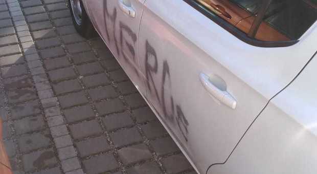 Scritte offensive sulle auto: vandali in azione al Forcellini