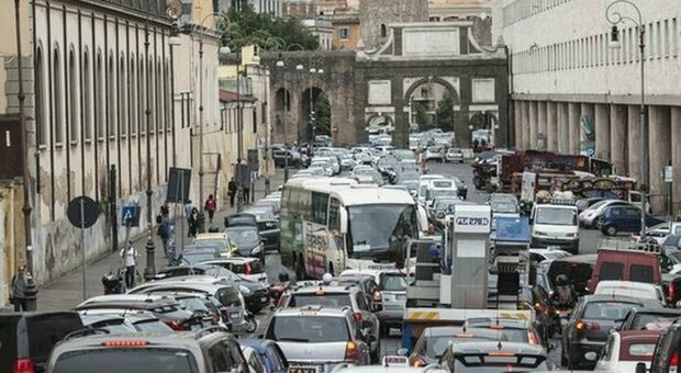 A Roma troppe automobili, la metà ha più di 10 anni. Le zone con più vetture: Aurelio, Garbatella, Eur e Ostia