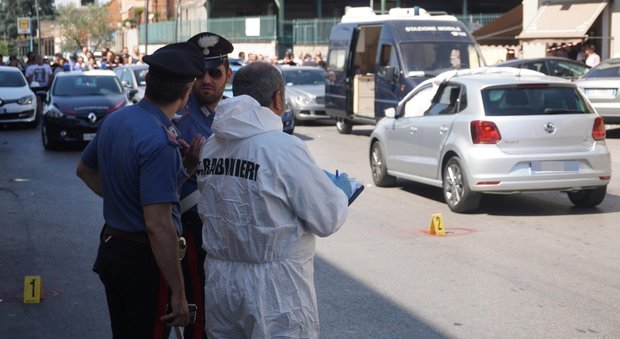 Napoli, ucciso davanti a moglie e figlio di 11 anni: ferita la donna