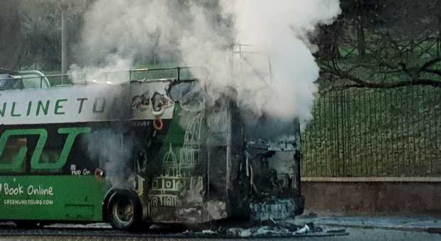 Roma, bus turistico in fiamme vicino al Colosseo: pompieri in azione, traffico nel caos