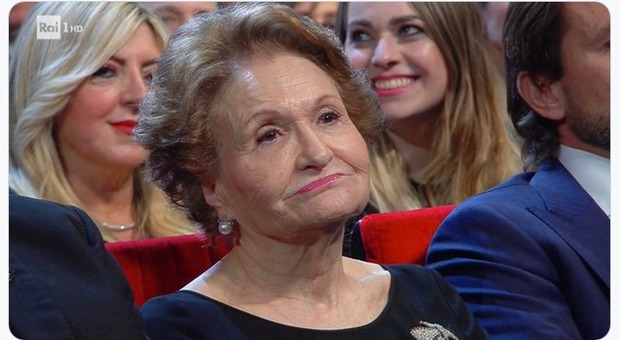 Sanremo 2020, la nonna di Diletta Leotta e l'ironia social: «Era meglio se facevo il trono over»