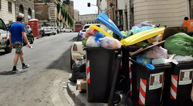 Rifiuti a Roma, il flop raccolta nei locali: la spazzatura di bar e ristoranti invade le vie del Centro