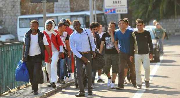 Migranti, Ue vara missione anti-scafisti. Sarkozy scatena una polemica