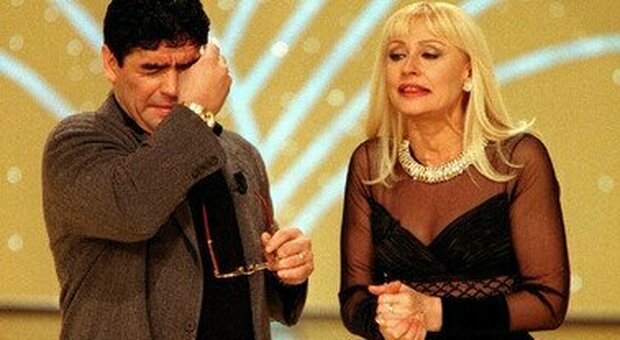 Raffaella Carrà in lacrime per Maradona: «Per colpa mia passò una notte in prigione»