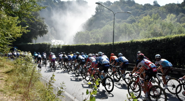 La scorsa edizione della Tirreno-Adriatico con sullo sfondo la cascata delle Marmore