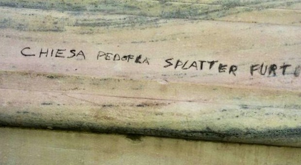Milano, nuova scritta delirante sul Duomo: i vandali ripresi dalle telecamere