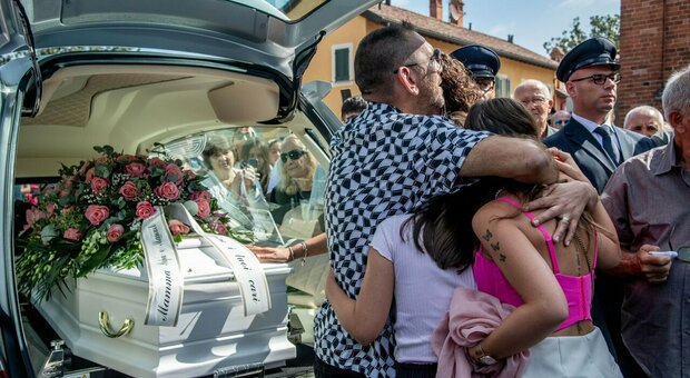 Funerali di Sofia Castelli, in centinaia al corteo fino al cimitero per l'addio. Il parroco: «Scommettere su amori non possessivi»