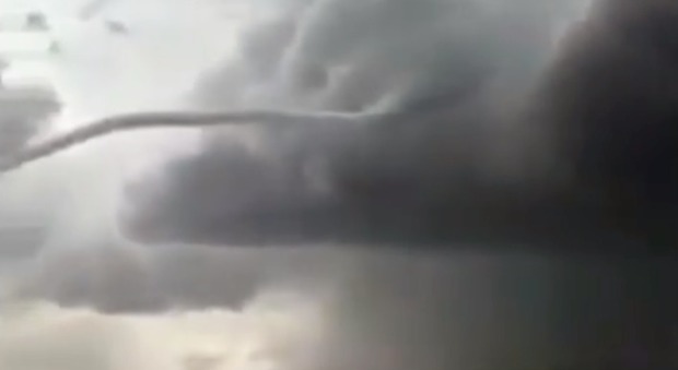 Messico, il tornado regala uno scenario apocalittico: la "coda del diavolo" è spaventosa