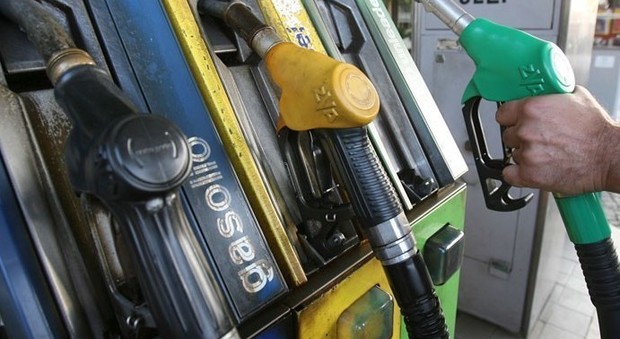 Pompe di benzina «alterate» per truffare gli automobilisti