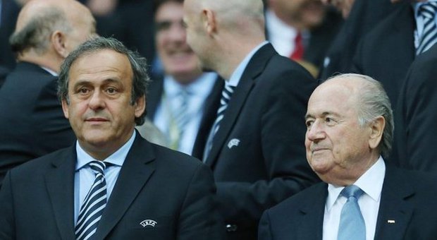 Inchiesta sulla Fifa, Platini scarica Blatter: «Deve dimettersi». Sì di Tavecchio