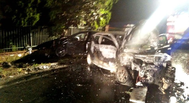Castelli Romani, scontro tra auto, una prende fuoco: a bordo 18enne neopatentato