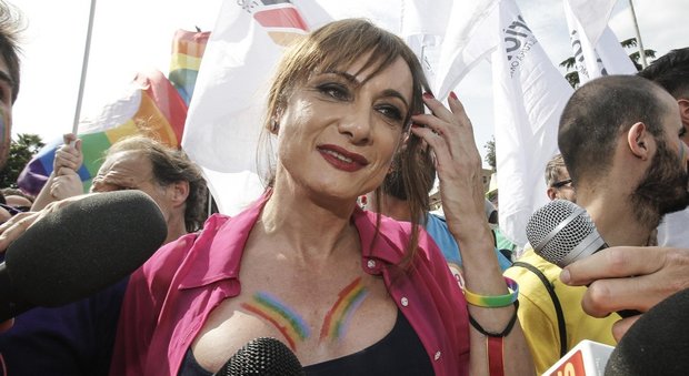 Roma, è il giorno del Gay Pride tra diritti e rivendicazioni sfilata per il centro della città