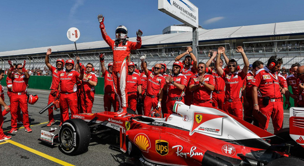 Sebastian Vettel saluta i suoi tifosi ad Hockenheim
