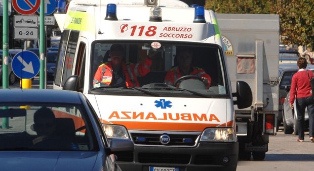 Pescara, si rovescia pentola dell'acqua bollente: donna gravemente ustionata