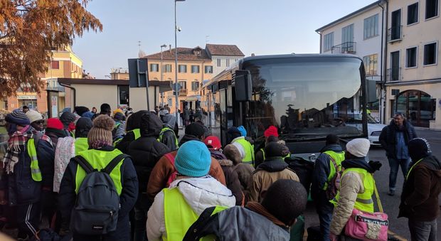 In "fuga" da Cona: i migranti sul bus. Oggi protesta in Prefettura a Padova