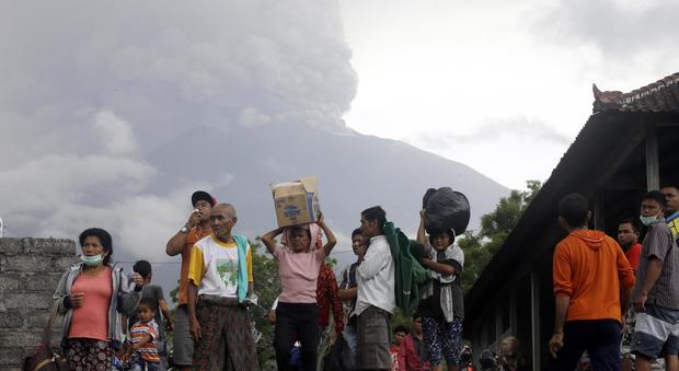 Bali, erutta il vulcano Agung. "Colonna di cenere alta 4 km, voli cancellati"