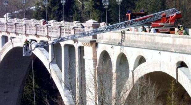 Si lancia nel vuoto dal ponte: volo di 100 metri, morta una donna di 56 anni