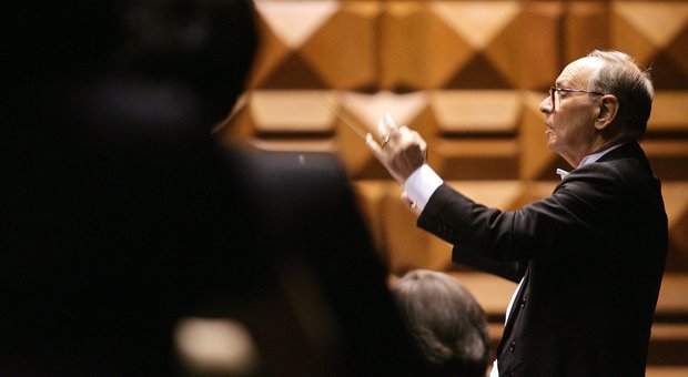 Ennio Morricone dirige l'orchestra al Roma film festival nel 2006
